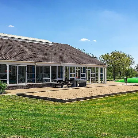 6 Person On A In Hemmet